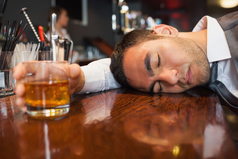 Алкохолът повишава или понижава налягането?